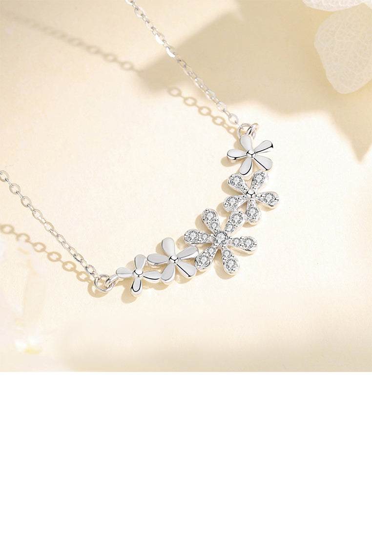 925 Sterling Silver Fashion and Elegant Flower Pendant with Cubic Zirconia and Necklace - Luxurious Look