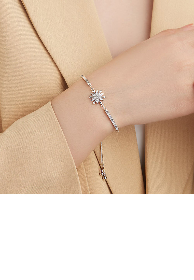 Fashion and Elegant Snowflake Bracelet with Cubic Zirconia - Luxurious Look