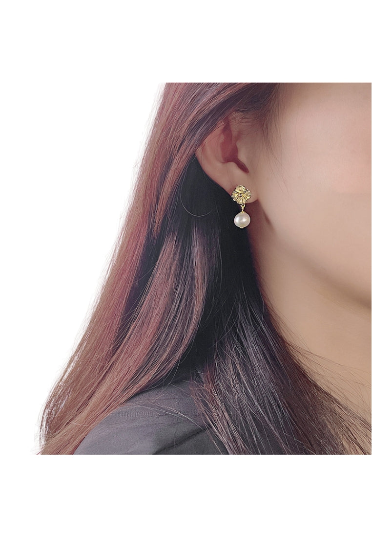 Japanese S925 Silver Baroque Pearl Stud Earrings for Women with Fashionable Floral Design and Ear Drops