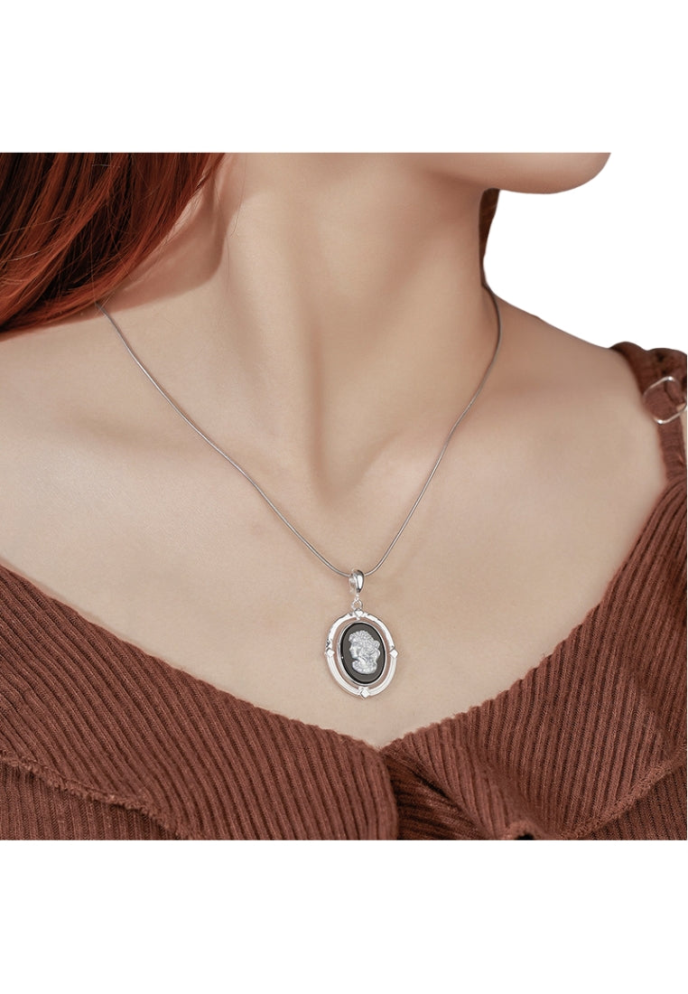 Retro Cameo Pendant Necklace