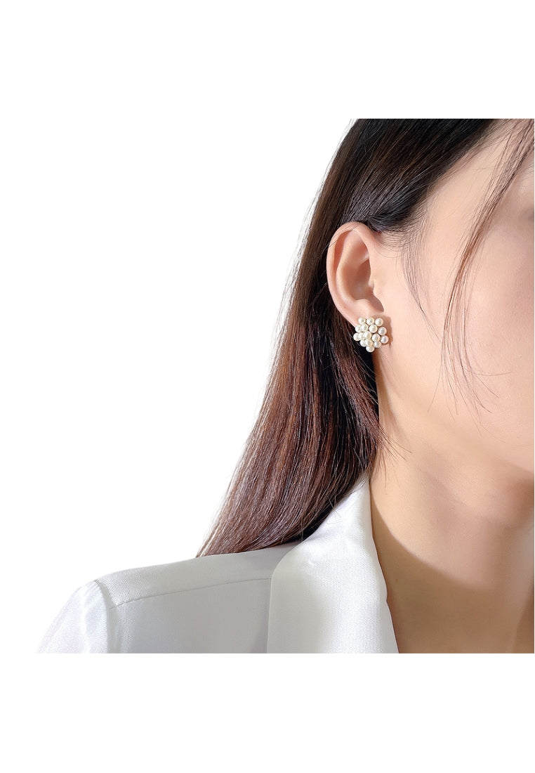 S925 Silver Pearl Stud Earrings with Fashionable and Luxury Floral Design for Women