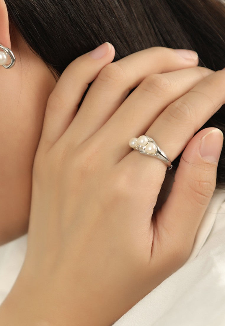 Retro freshwater pearl with vermiculite opening ring