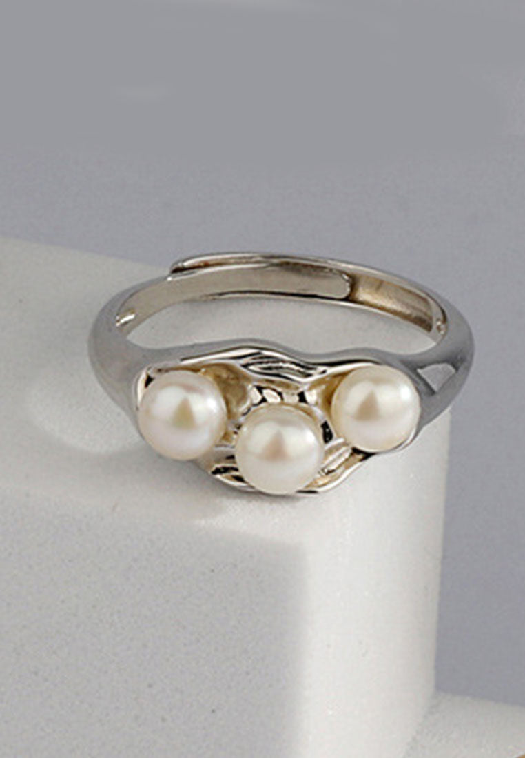 Retro freshwater pearl with vermiculite opening ring