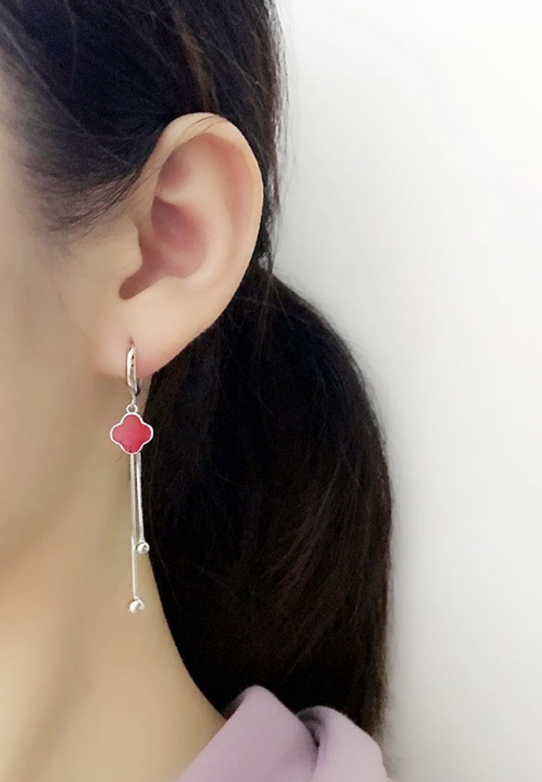 Four -leaf earrings and earrings