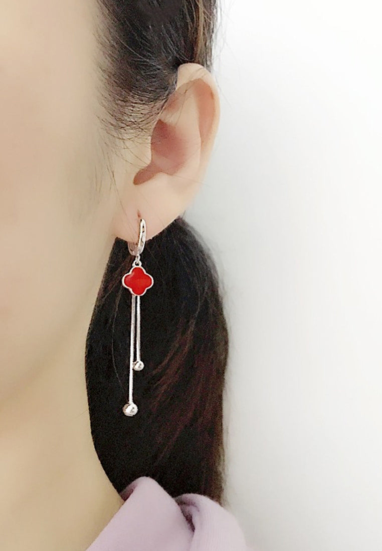 Four -leaf earrings and earrings