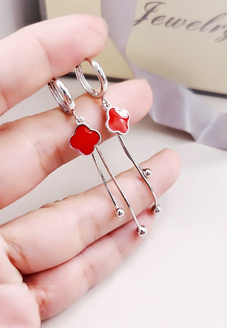 Four -leaf earrings and earrings