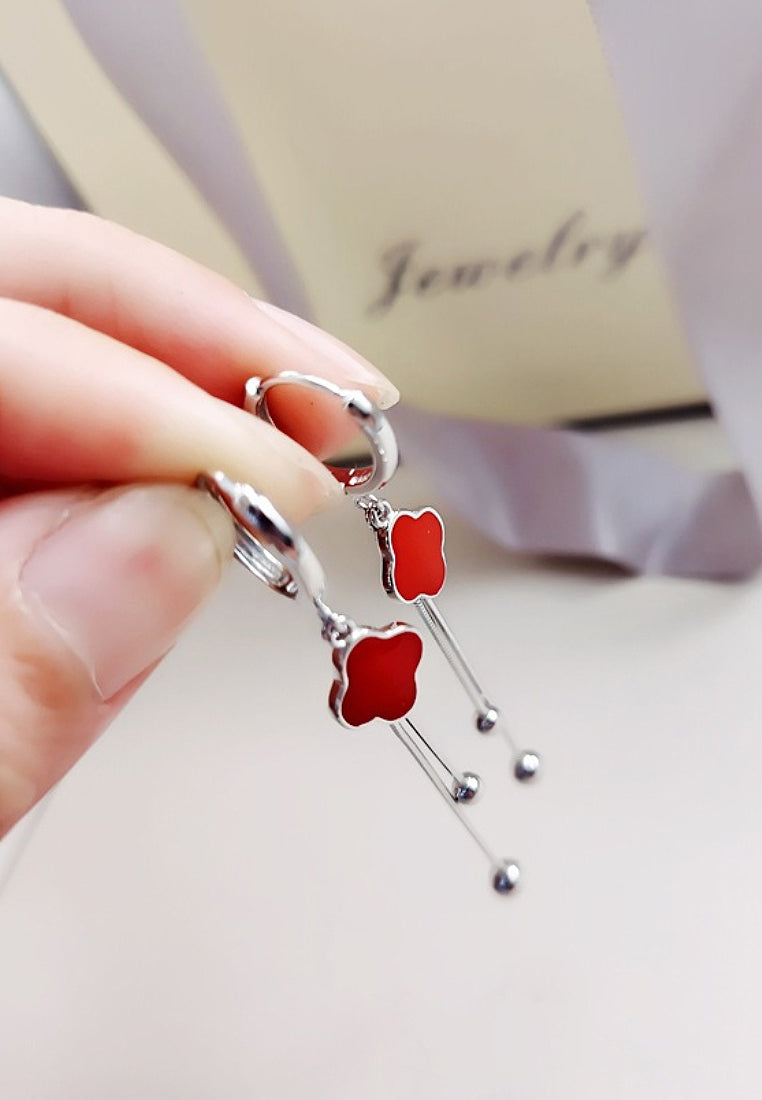 Four -leaf earrings and earrings