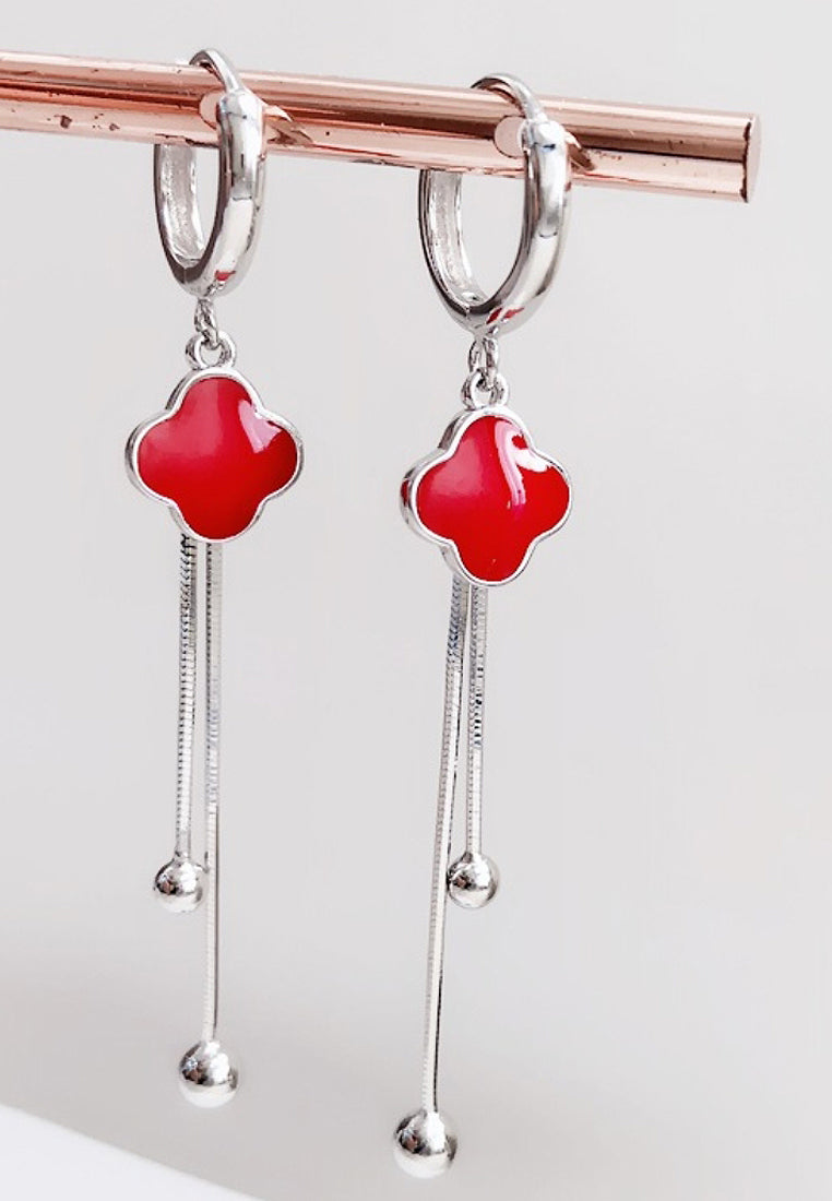 Four -leaf earrings and earrings