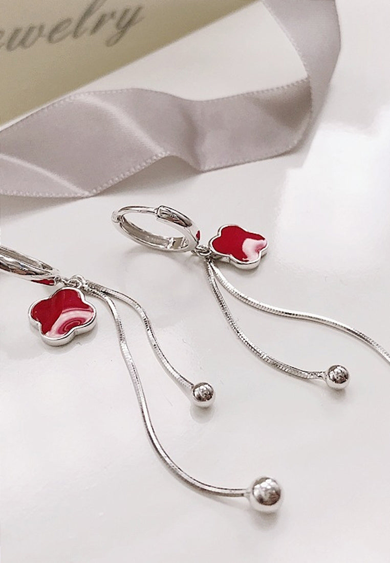 Four -leaf earrings and earrings