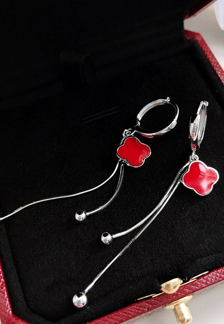 Four -leaf earrings and earrings