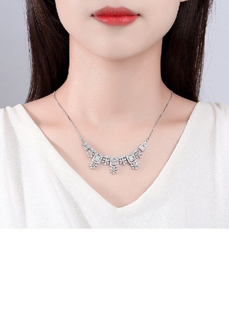 Elegant Brilliant Geometric Flower Necklace with Cubic Zirconia - Luxurious Look