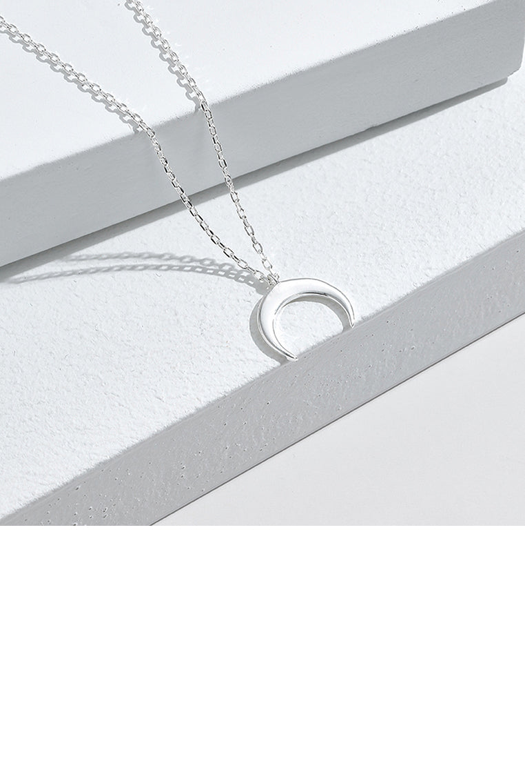 925 Sterling Silver Simple Fashion Moon Pendant with Necklace