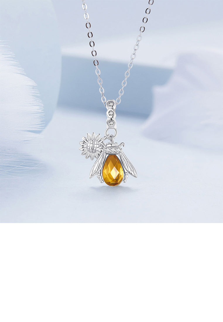 925 Sterling Silver Fashion Temperament Bee and Daisy Pendant with Cubic Zirconia and Necklace - Luxurious Look