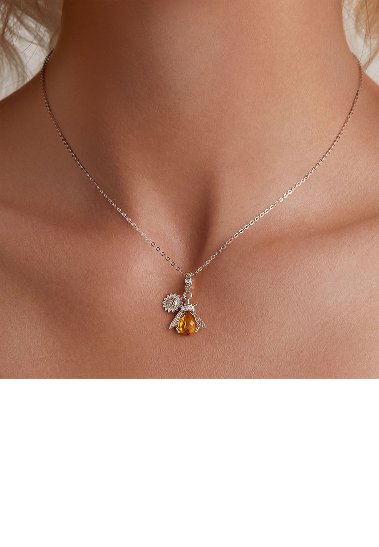 925 Sterling Silver Fashion Temperament Bee and Daisy Pendant with Cubic Zirconia and Necklace - Luxurious Look