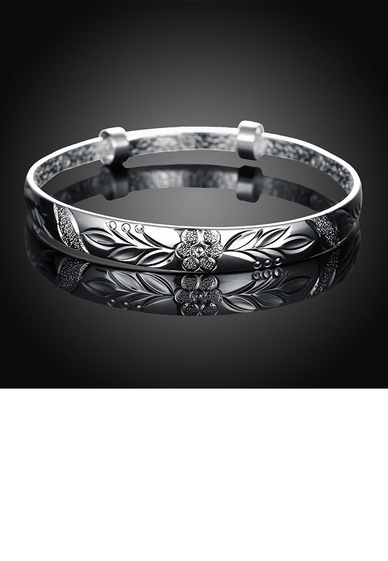 Simple and Fashion Carved Bangle