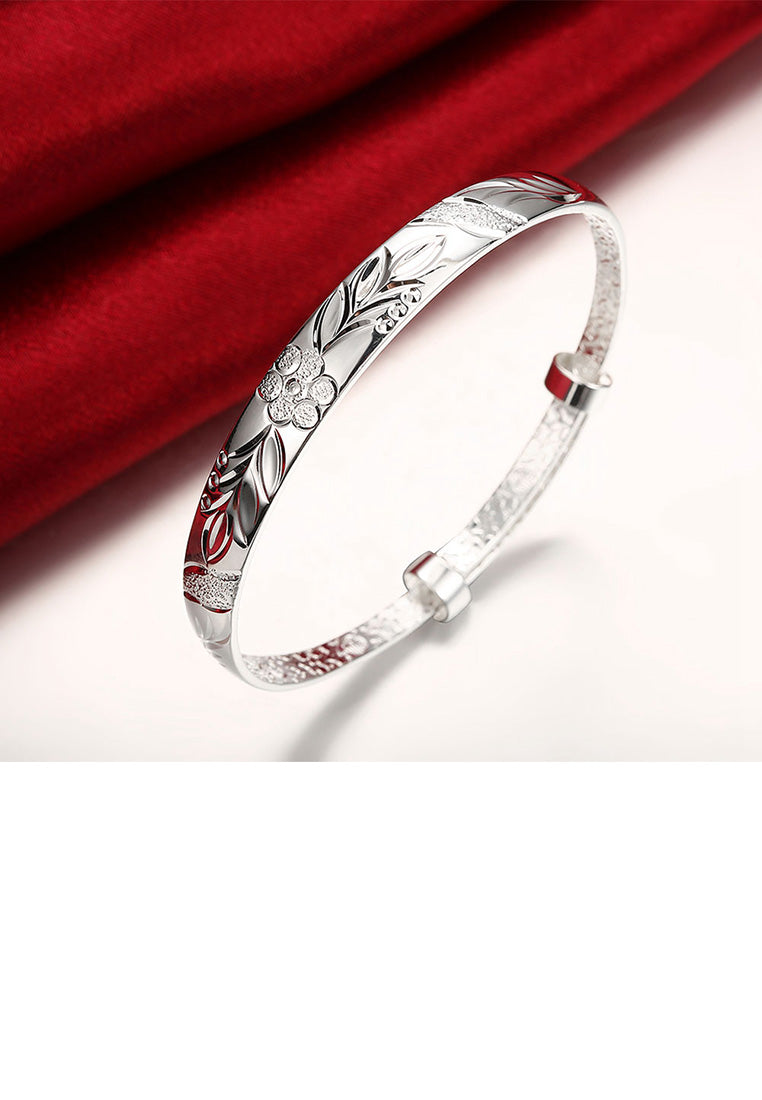 Simple and Fashion Carved Bangle