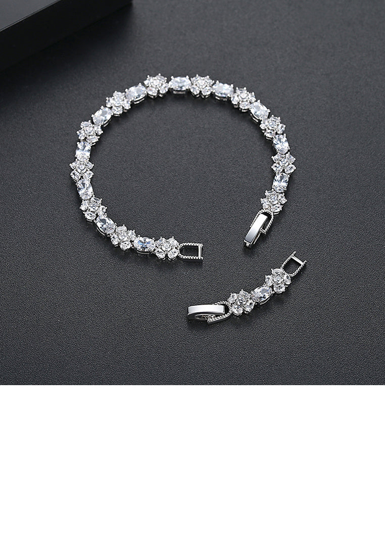 Fashion and Elegant Flower Bracelet with Cubic Zirconia - Luxurious Look