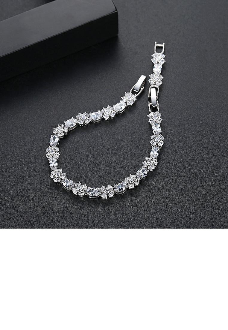 Fashion and Elegant Flower Bracelet with Cubic Zirconia - Luxurious Look