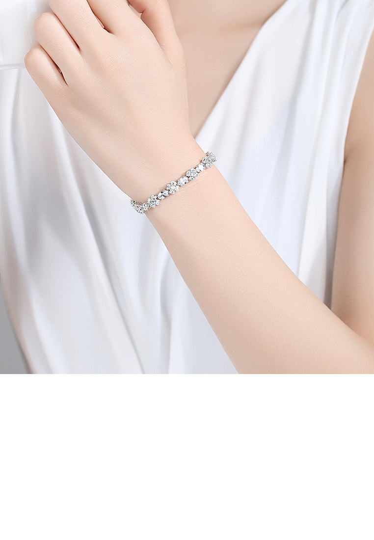 Fashion and Elegant Flower Bracelet with Cubic Zirconia - Luxurious Look