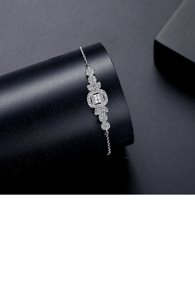 Fashion Temperament Pattern Geometric Bracelet with Cubic Zirconia - Luxurious Look