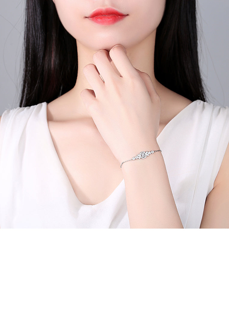 Fashion Temperament Pattern Geometric Bracelet with Cubic Zirconia - Luxurious Look
