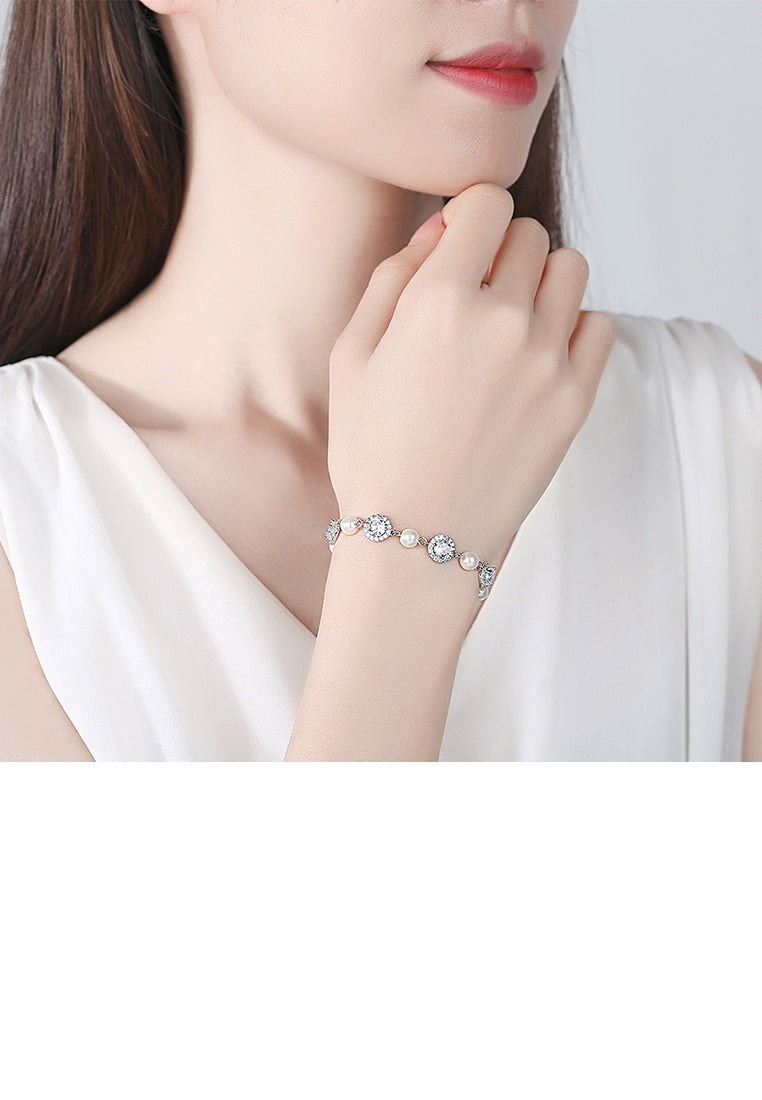 Fashion and Elegant Geometric Round Imitation Pearl Bracelet with Cubic Zirconia - Luxurious Look