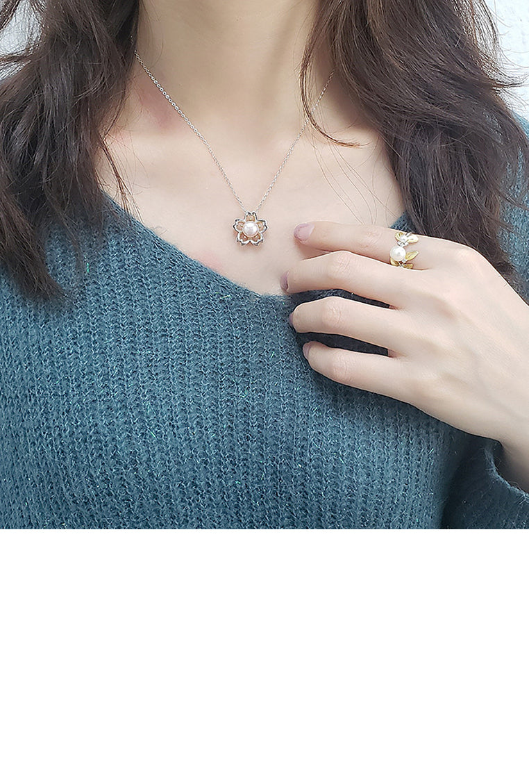 925 Sterling Silver Fashion Elegant Flower White Freshwater Pearl Pendant with Necklace - Luxurious Look