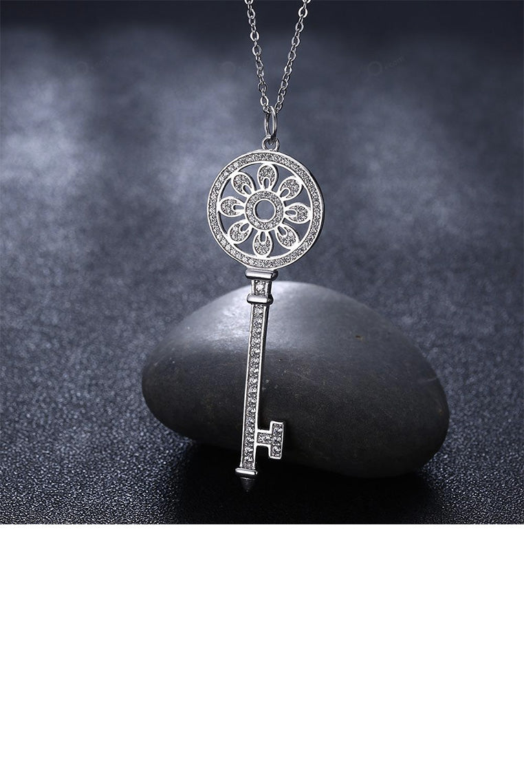 925 Sterling Silver Fashion Elegant Key Pattern Pendant with Austrian Element Crystal and Necklace