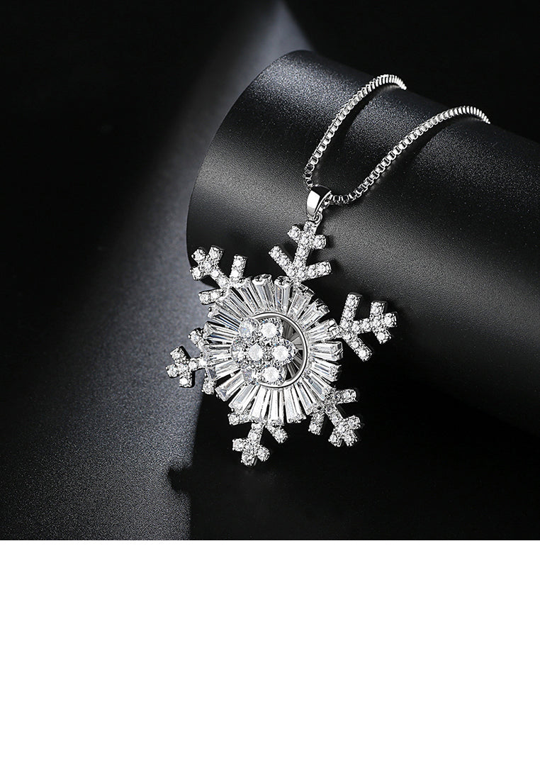 Fashion and Elegant Snowflake Pendant with Cubic Zirconia and Necklace - Luxurious Look
