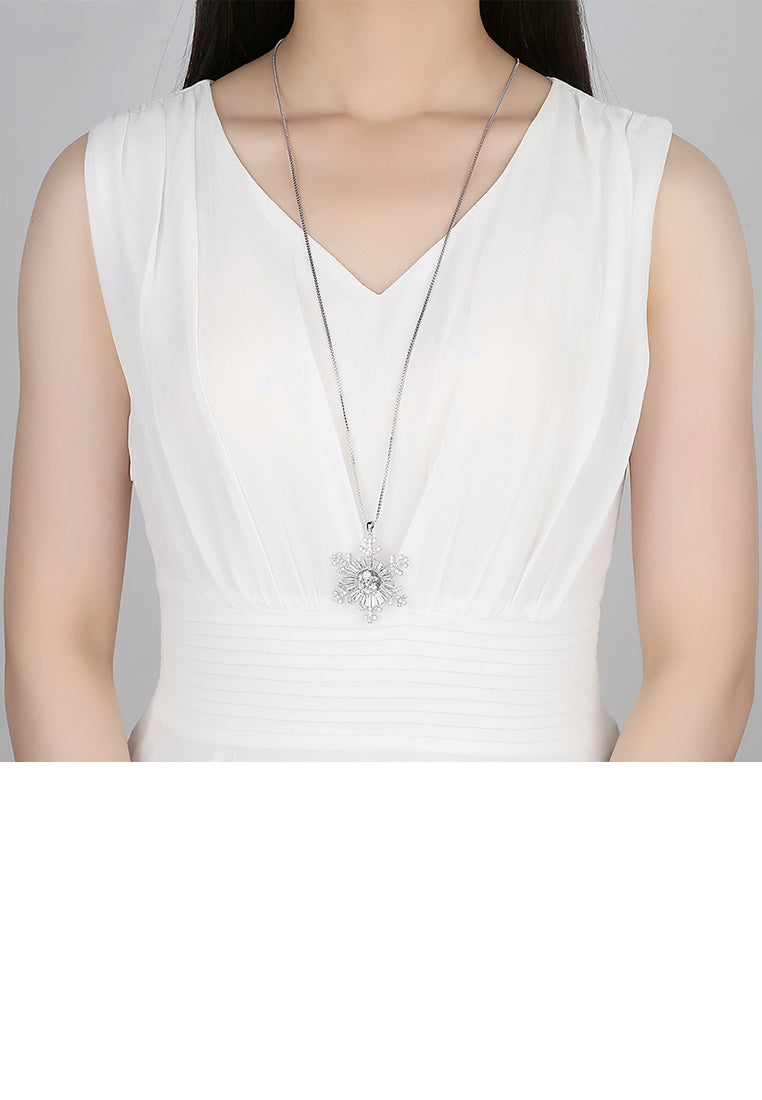 Fashion and Elegant Snowflake Pendant with Cubic Zirconia and Necklace - Luxurious Look