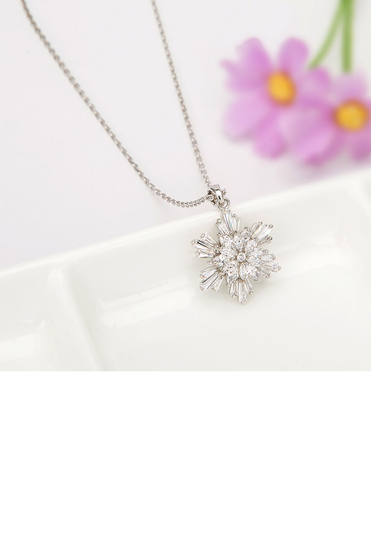 Simple Bright Snowflake Pendant with Cubic Zirconia and Necklace - Luxurious Look