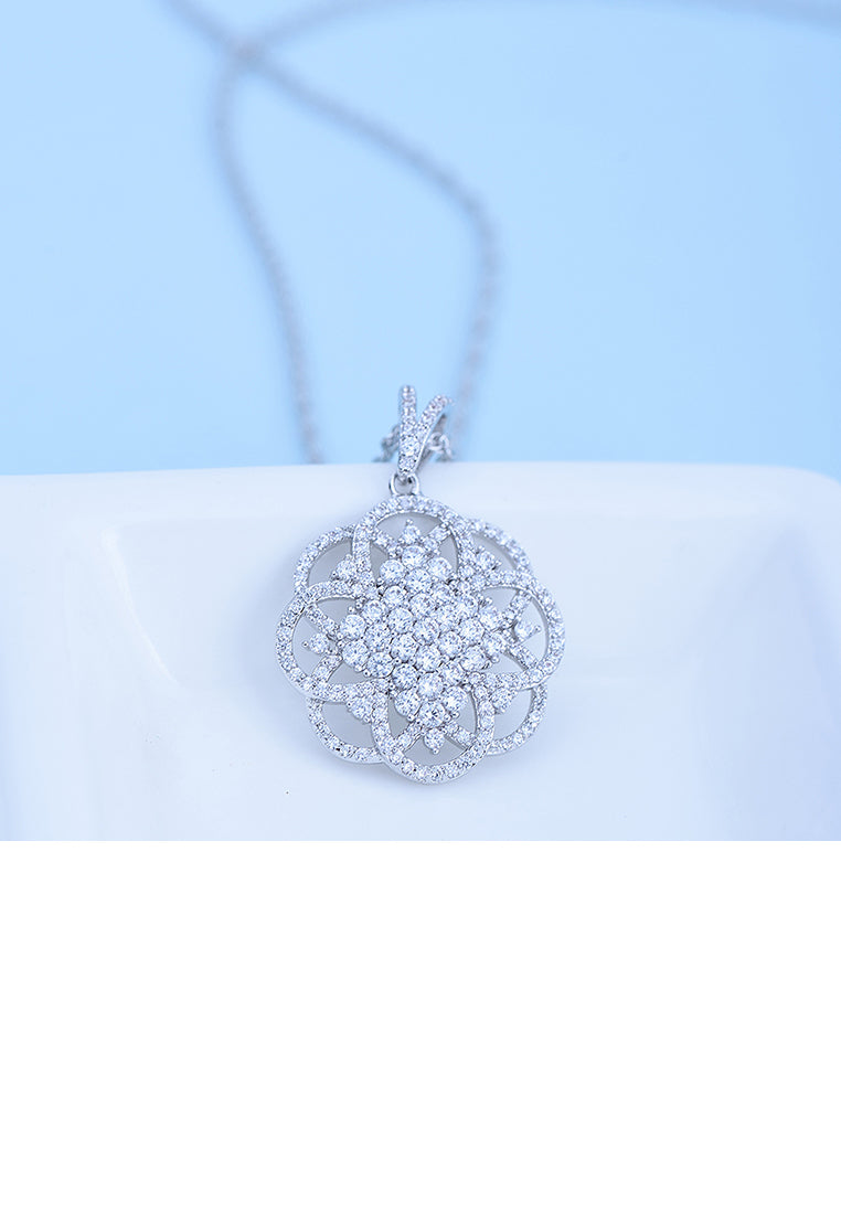 Elegant Temperament Geometric Flower Pendant with Cubic Zirconia and Necklace - Luxurious Look