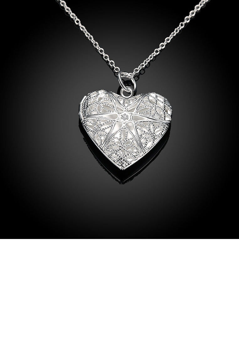 Fashion Romantic Hollow Heart Pendant with Necklace