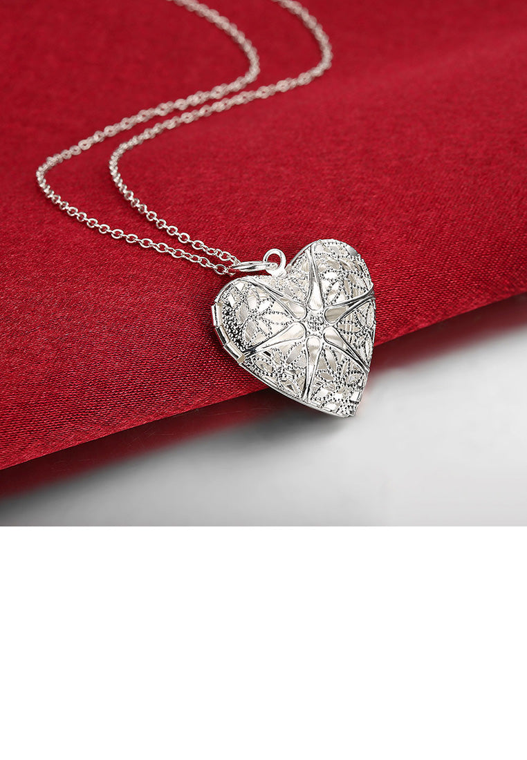Fashion Romantic Hollow Heart Pendant with Necklace