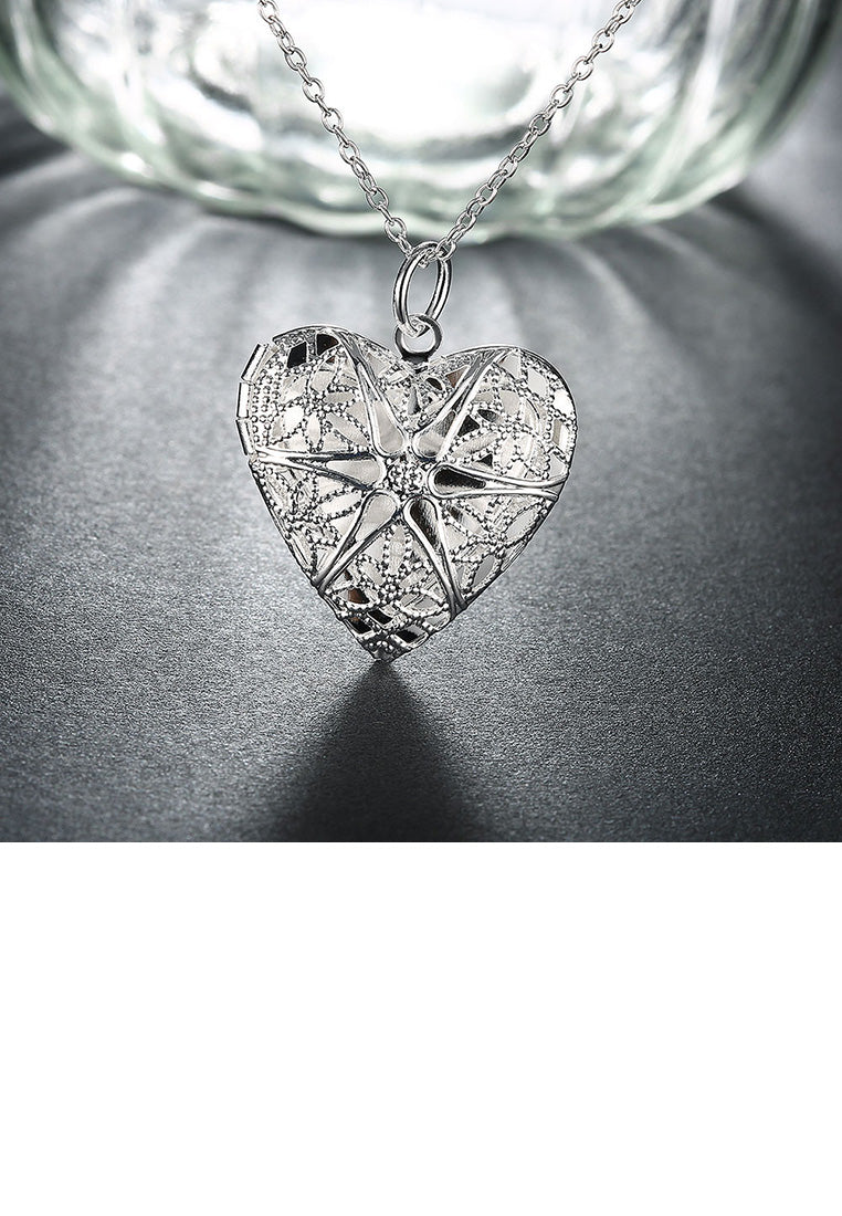 Fashion Romantic Hollow Heart Pendant with Necklace
