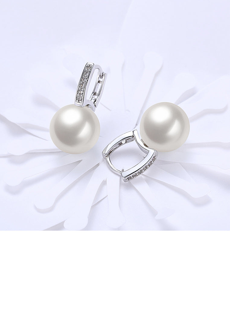 Elegant and Elegant Pearl Earrings with Cubic Zircon - Luxurious Look