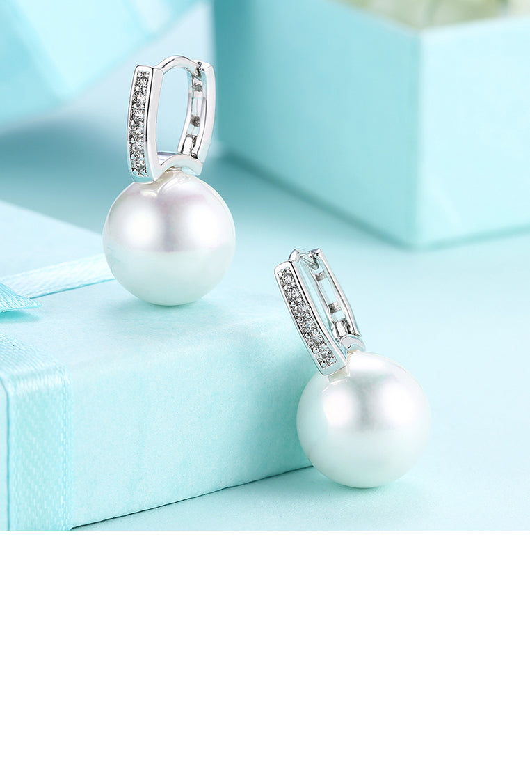 Elegant and Elegant Pearl Earrings with Cubic Zircon - Luxurious Look