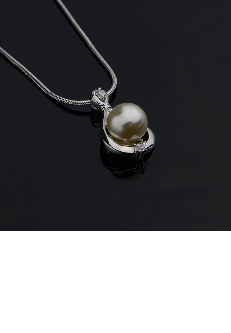 Elegant Drop-shaped Pendant with Fashion Pearls and Necklace