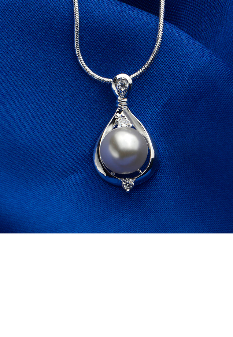 Elegant Drop-shaped Pendant with Fashion Pearls and Necklace