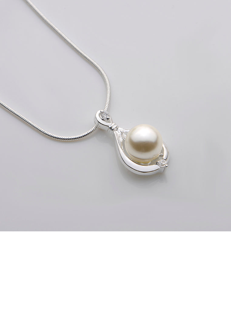 Elegant Drop-shaped Pendant with Fashion Pearls and Necklace