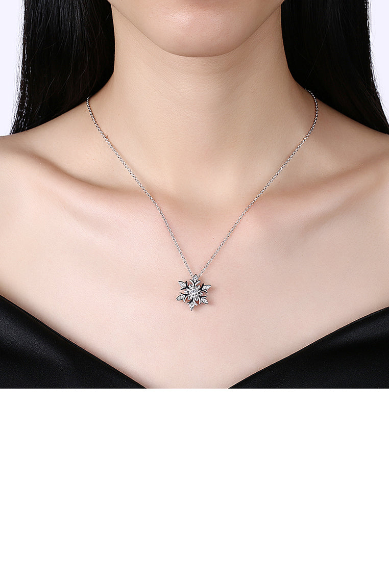 Fashion Snowflake Pendant with Cubic Zircon and Necklace