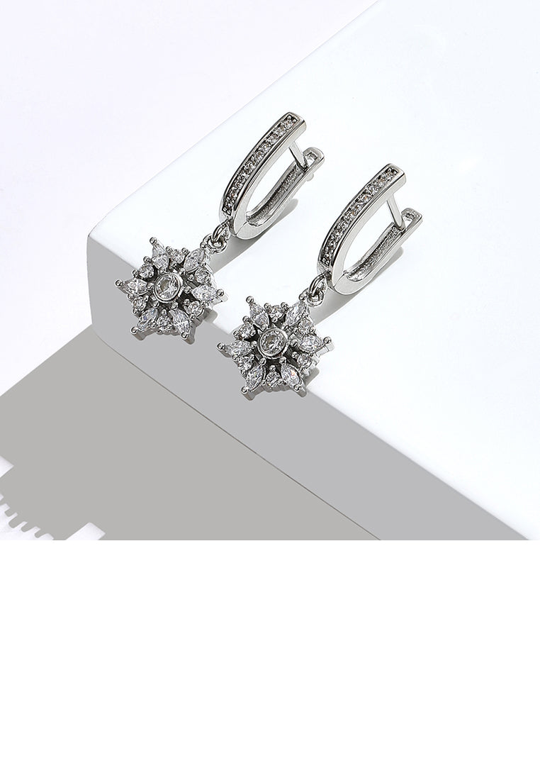 Fashion Dazzling Geometric Snowflake Earrings with Cubic Zirconia - Luxurious Look