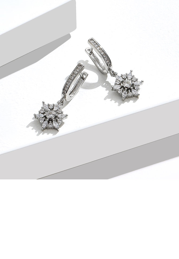 Fashion Dazzling Geometric Snowflake Earrings with Cubic Zirconia - Luxurious Look