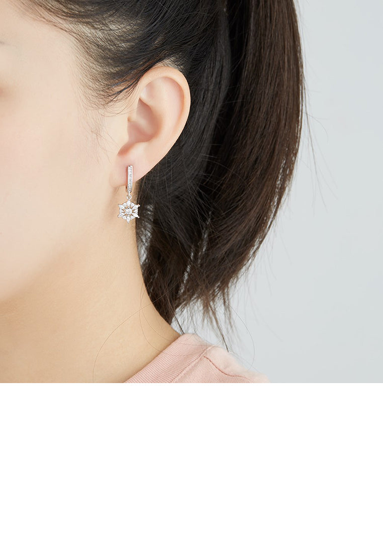 Fashion Dazzling Geometric Snowflake Earrings with Cubic Zirconia - Luxurious Look