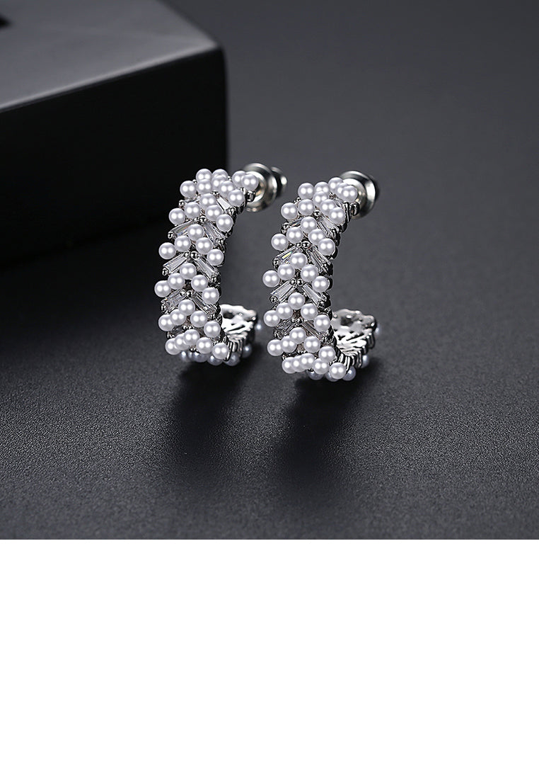 Fashion and Elegant Geometric Imitation Pearl Stud Earrings with Cubic Zirconia - Luxurious Look