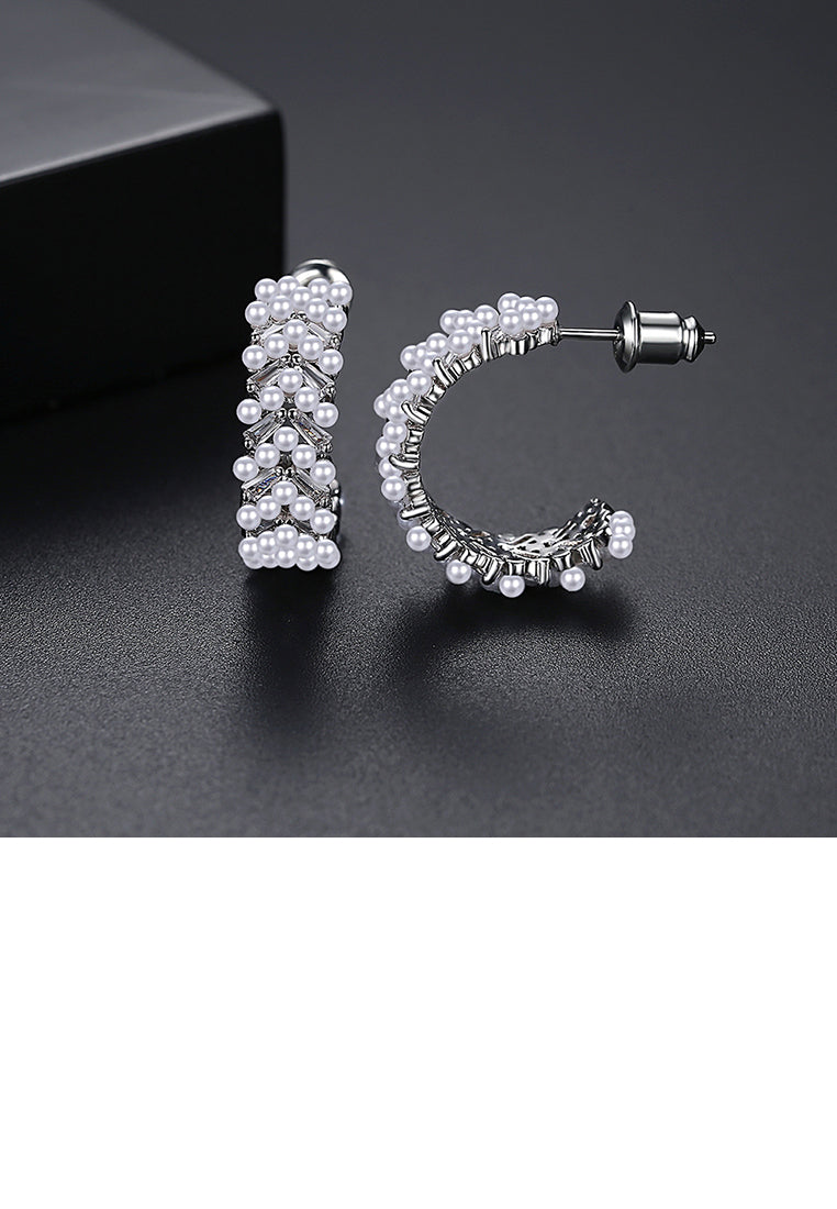 Fashion and Elegant Geometric Imitation Pearl Stud Earrings with Cubic Zirconia - Luxurious Look