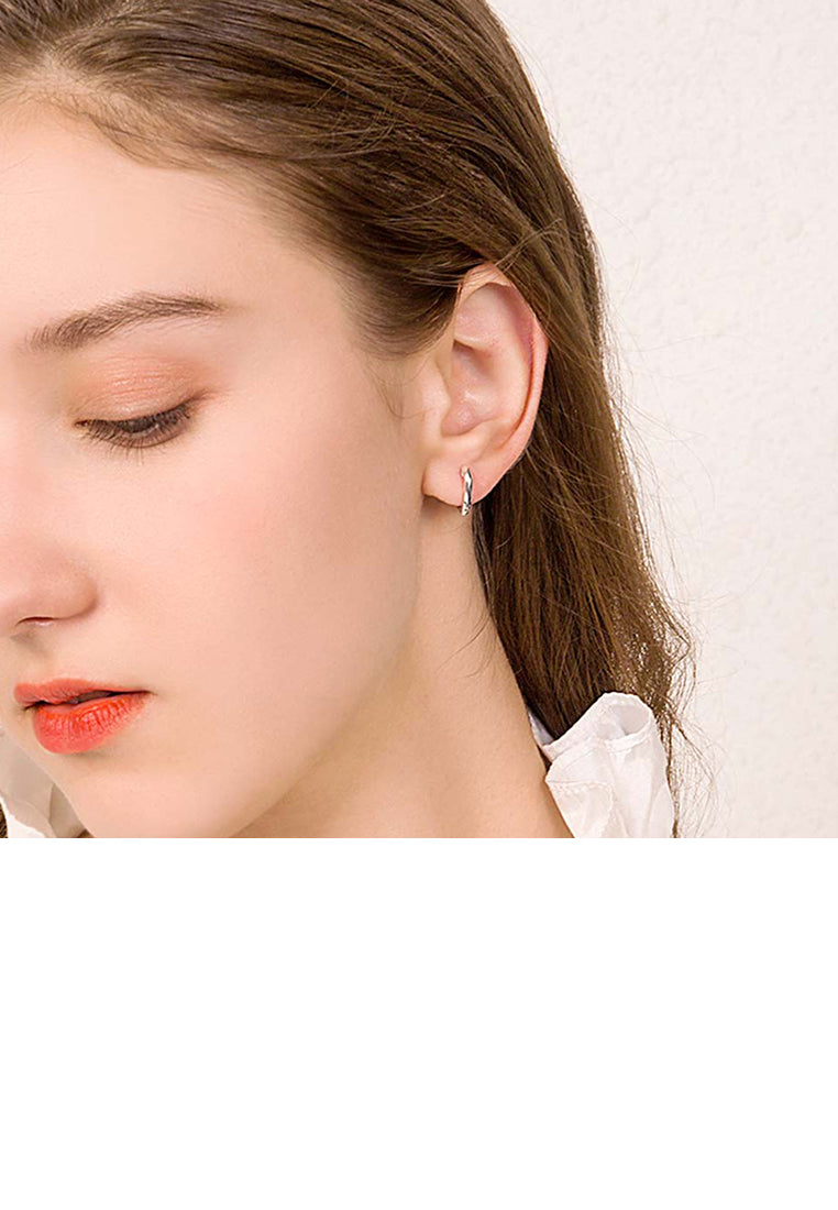 925 Sterling Silver Simple Classic Hollow Heart-shaped Stud Earrings