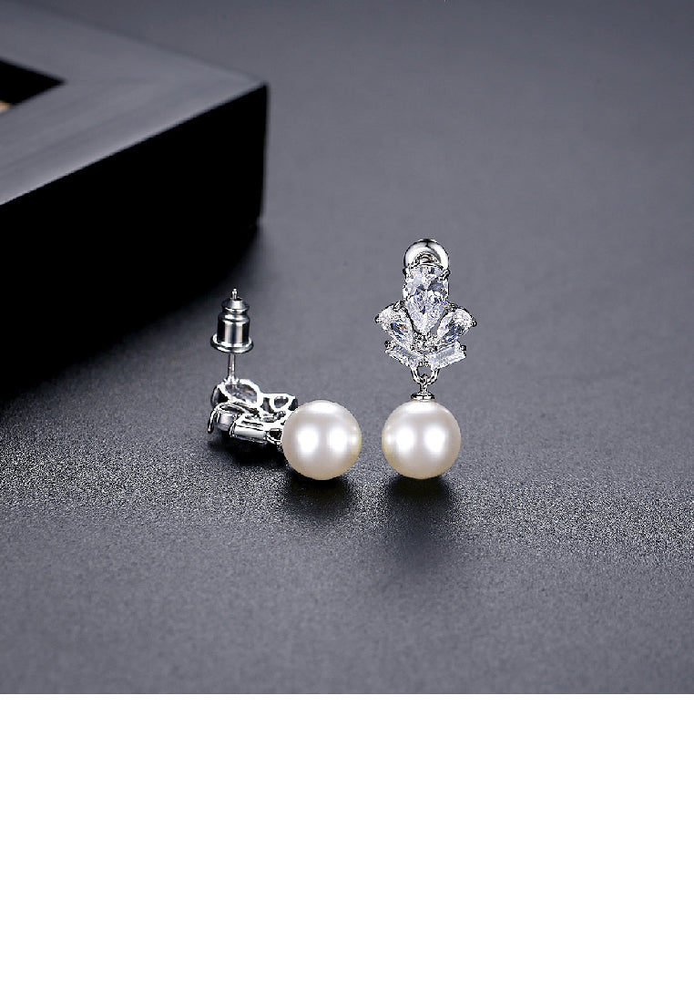 Fashion Elegant Floral Geometric Imitation Pearl Earrings with Cubic Zirconia - Luxurious Look