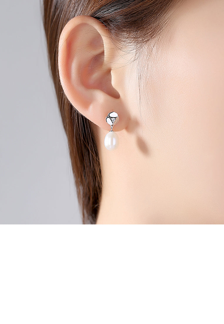 925 Sterling Silver Fashion Elegant Flower White Freshwater Pearl Earrings - Luxurious Look