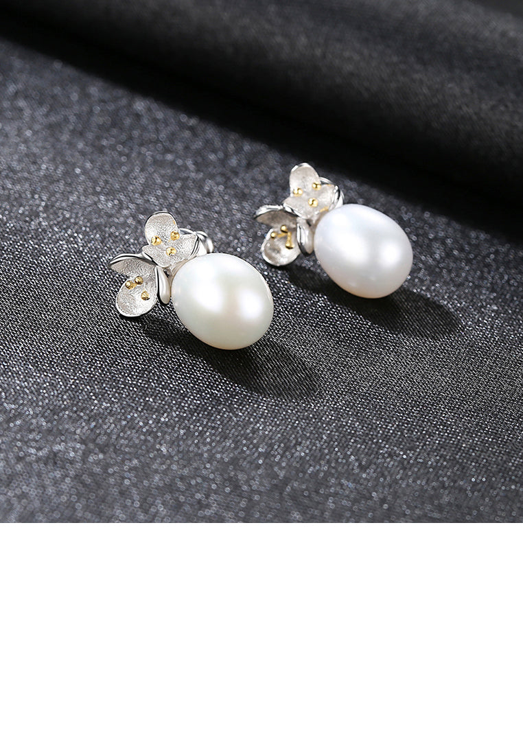 925 Sterling Silver Elegant Temperament Flower White Freshwater Pearl Stud Earrings - Luxurious Look